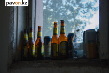 В Павлодаре двоих мужчин арестовали за пьяную выходку в подъезде многоэтажки