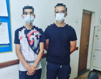 Полицейские Аксу задержали подростков, которые раскачивали качели ногами