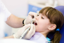 С 2023 года детям с ментальными нарушениями будут лечить зубы под наркозом за счет медстраховки