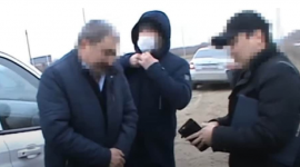 Чиновник, обвиняемый в мошенничестве, послал сына забрать деньги в Павлодаре