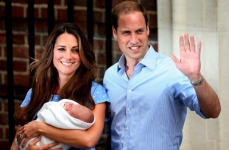 В Великобритании новорожденного принца назвали Джорджем Александром Луи