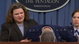 Генерал ВВС США упал в обморок на пресс-конференции