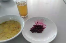 "Только тарелки зря марают": порции бесплатного обеда в школе обсуждают казахстанцы