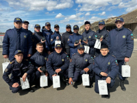 Павлодарские спасатели, которые уже 10 дней находятся в СКО, получили подарки от Президента