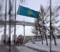 Повешенный вверх ногами госфлаг в Павлодаре смутил пользователей соцсетей