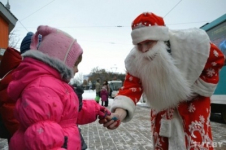 Дед Мороз и Снегурочка поздравляют пассажиров трамвая