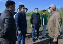Аким Павлодарской области ознакомился с ходом весенне-полевых работ