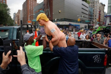 В США установили статуи обнаженного Дональда Трампа (фото)