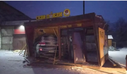 Пьяный астанинец заехал на внедорожнике внутрь киоска стритфуда недалеко от Павлодара