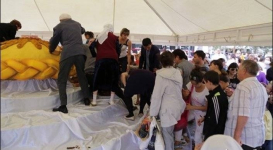 Жители Костаная разграбили хлебную выставку ко Дню города