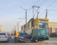 Легковушка и трамвай не поделили дорогу в Павлодаре
