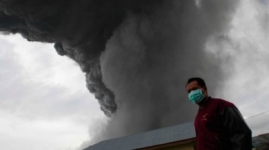 Извержение вулкана в Индонезии вынудило 25 тысяч человек покинуть свои дома