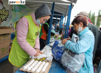Молодую картошку по 200 тенге, яйца по 250 и подсолнечное масло по 600 тенге за литр продавали на сельхозярмарке в Павлодаре