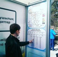 Первые стикеры с расписанием автобусов появились на остановках в Павлодаре