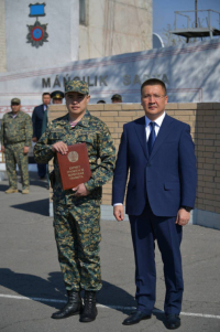 Асаин Байханов поздравил павлодарских военнослужащих с Днем защитника Отечества