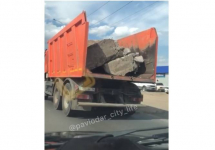 В Павлодаре водителя КамАЗа оштрафовали за опасную перевозку груза