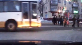 Водитель автобуса едва не сбил около десятка пешеходов в Рудном
