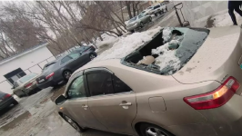 Ледяная глыба рухнула на авто в Павлодаре