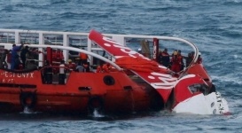 Тела пятерых пассажиров рейса AirAsia нашли возле затонувшего самолета