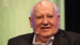 Горбачев лежит в больнице "весь в проводах"
