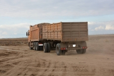Водители продолжают возить уголь и песок с перегрузом по дорогам Павлодарской области