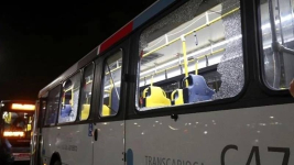 В Рио-де-Жанейро обстреляли автобус с журналистами (фото)