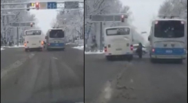Водитель автобуса выехал на "встречку" и чуть не сбил женщину с ребенком в Алматы