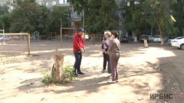 В Павлодаре жители двух многоэтажек требуют детскую площадку вместо парковки