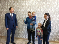 Еще три многодетных семьи получили квартиры в Экибастузе