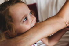 В Павлодаре шестилетняя девочка укусила педагога-ассистента