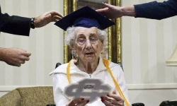Жительница США получила диплом выпускницы школы в 97 лет