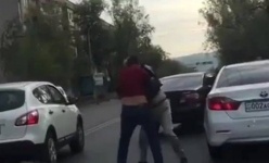 Дерущихся на дороге в Алматы мужчин пришлось разнимать женщине (видео)