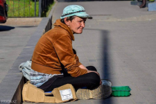 В Павлодаре женщину оштрафовали за то, что она просила деньги на лечение сына