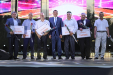 Более 400 сотрудников Аксуского завода ферросплавов получили многотысячные премии в честь профессионального праздника