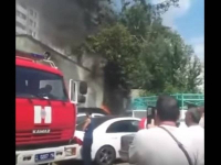 Два автомобиля сгорели во дворе многоэтажки в Павлодаре