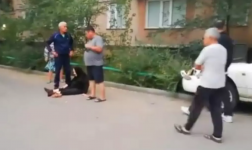 75-летнюю женщину с младенцем сбили во дворе дома в Павлодаре