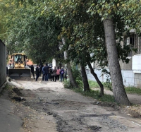 В Павлодаре ремонт дороги неожиданно окончился противостоянием горожан и строителей