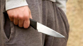 Школьник зарезал грабителя его же ножом в России