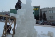 Знаменитый павлодарский скульптор и художник Бота Машрапов строит зимний городок в Павлодаре