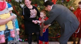 Аким Павлодара подарил ребенку свой галстук