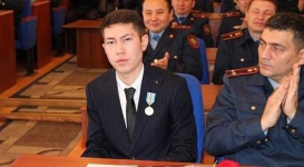 Выпускника павлодарского вуза наградили медалью за героизм, проявленный во время крушения самолета под Алматы