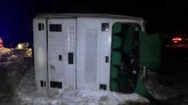 Автобус упал в кювет в Павлодарской области: 17 человек попали в больницу