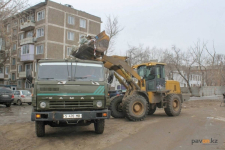 В Павлодаре приступили к уборке свалок возле контейнерных площадок