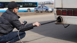 Павлодарские полицейские оштрафовали шестерых водителей чадящих автобусов