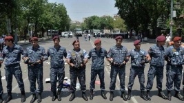 Один из активистов в Ереване в знак протеста зашил себе рот