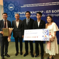 Двух павлодарских школьников наградили сертификатами по 1,6 млн тенге за призовое место на международной олимпиаде по физике