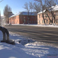 По улице Камзина просел асфальт и может произойти обвал