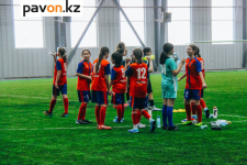 В Павлодаре на одном поле с профессиональными футболистами сыграли воспитанники детских домов