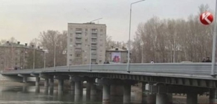 В Усть-Каменогорске из-за неправильно построенного моста бьются машины
