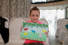 В Павлодаре слепая девочка создает картины из бисера